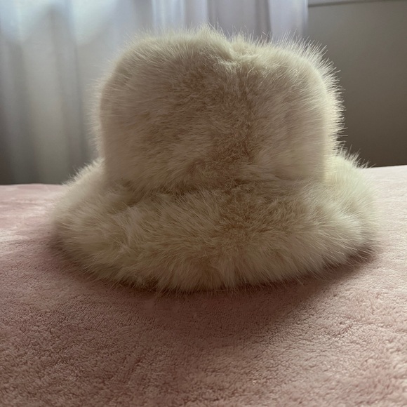 fuzzy cream hat - Picture 1 of 1